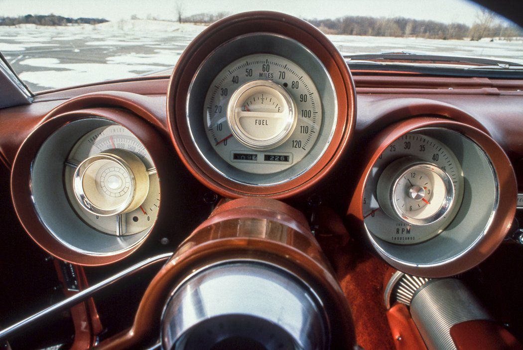 Prístrojový panel obsahoval otáčkomer...