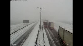 Video: Dávajte si pozor, rýchla zmena počasia spôsobuje hromadné nehody 