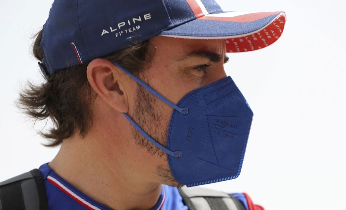 Fernando Alonso vo farbách tímu Alpine.