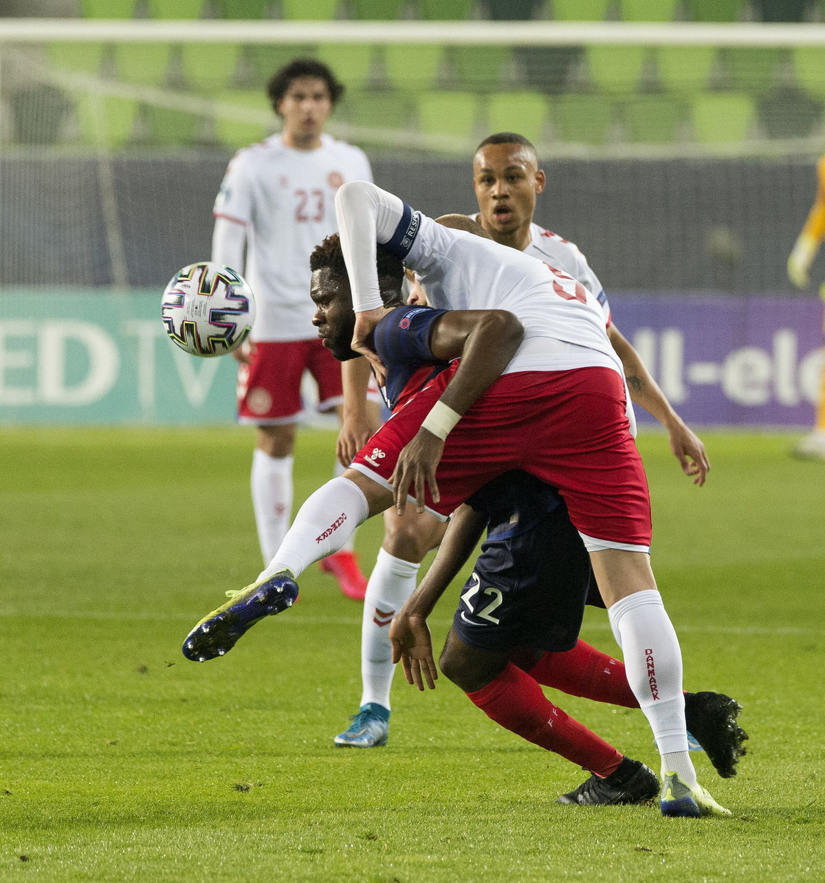 Francúz Odsonne Edouard v súboji s Nicolasom...