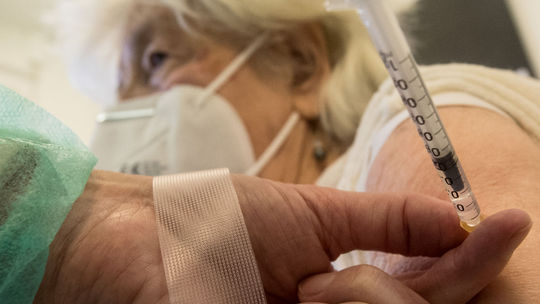 Do čakárne na očkovanie už môžu vstúpiť ľudia nad 50 rokov