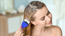 Farbiť si vlasy doma nikdy nebolo jednoduchšie: Ale pozor, toto musíte vedieť!