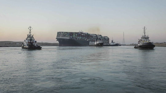 Dopravná zápcha v Suezskom prieplave sa skončila