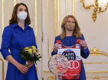 Petra Vlhová, Zuzana Čaputová, veľky
glóbus,