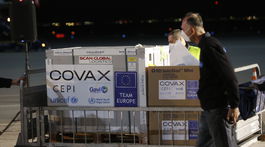 EMA ide opäť posudzovať AstraZenecu, EÚ dostane 107 miliónov dávok vakcín