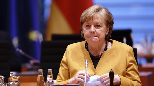 Expert: Merkelová je už chromá kačica