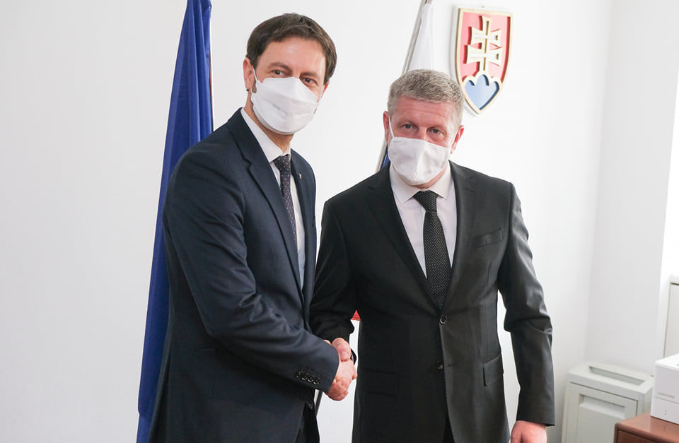 Vľavo premiér Eduard Heger a brigádny generál a...