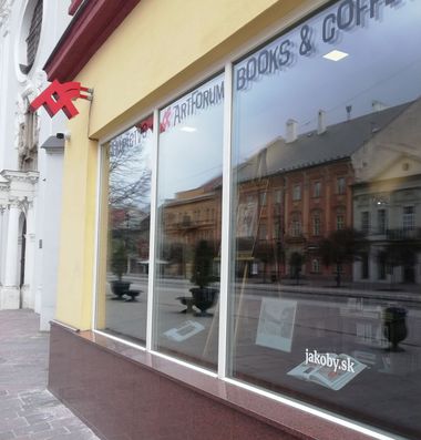 Knihu o Júliusovi Jakobym vydalo Artforum Košice.
