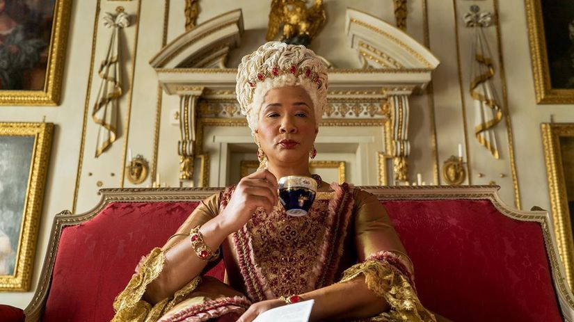 Znudená kráľovná chce zábavu a jej poddaná...