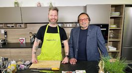 Vývar s jarnou zeleninou a nemasovými guličkami a steaky s chrenovou omáčkou