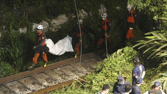 Na Taiwane sa v tuneli vykoľajil vlak. Nárazy do stien zabili 51 ľudí, 146 sa zranilo