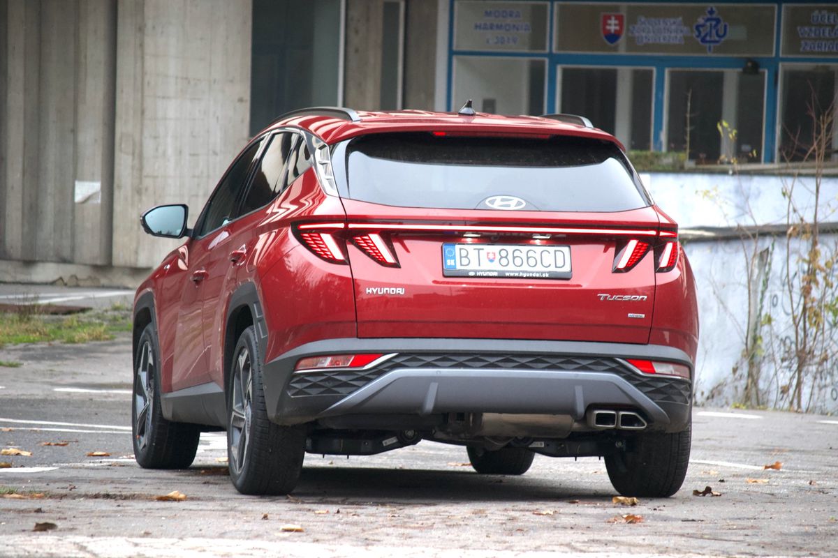 Auto má zaujímavý svetelný podpis, zadné svetlá...