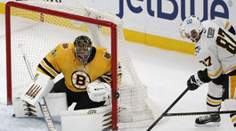 Halák pustil za seba päť gólov, Boston aj tak vyhral. Slováci nebodovali