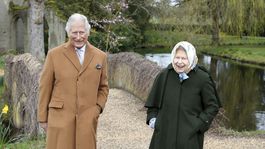 Kráľovnú Alžbetu II. sme takto veru dlho nevideli! A na opačnom konci sveta - bosý princ Harry