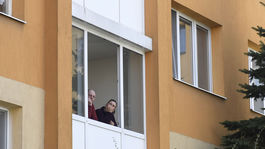 Slováci podľa prieskumu svoje kontakty obmedzujú viac ako Česi