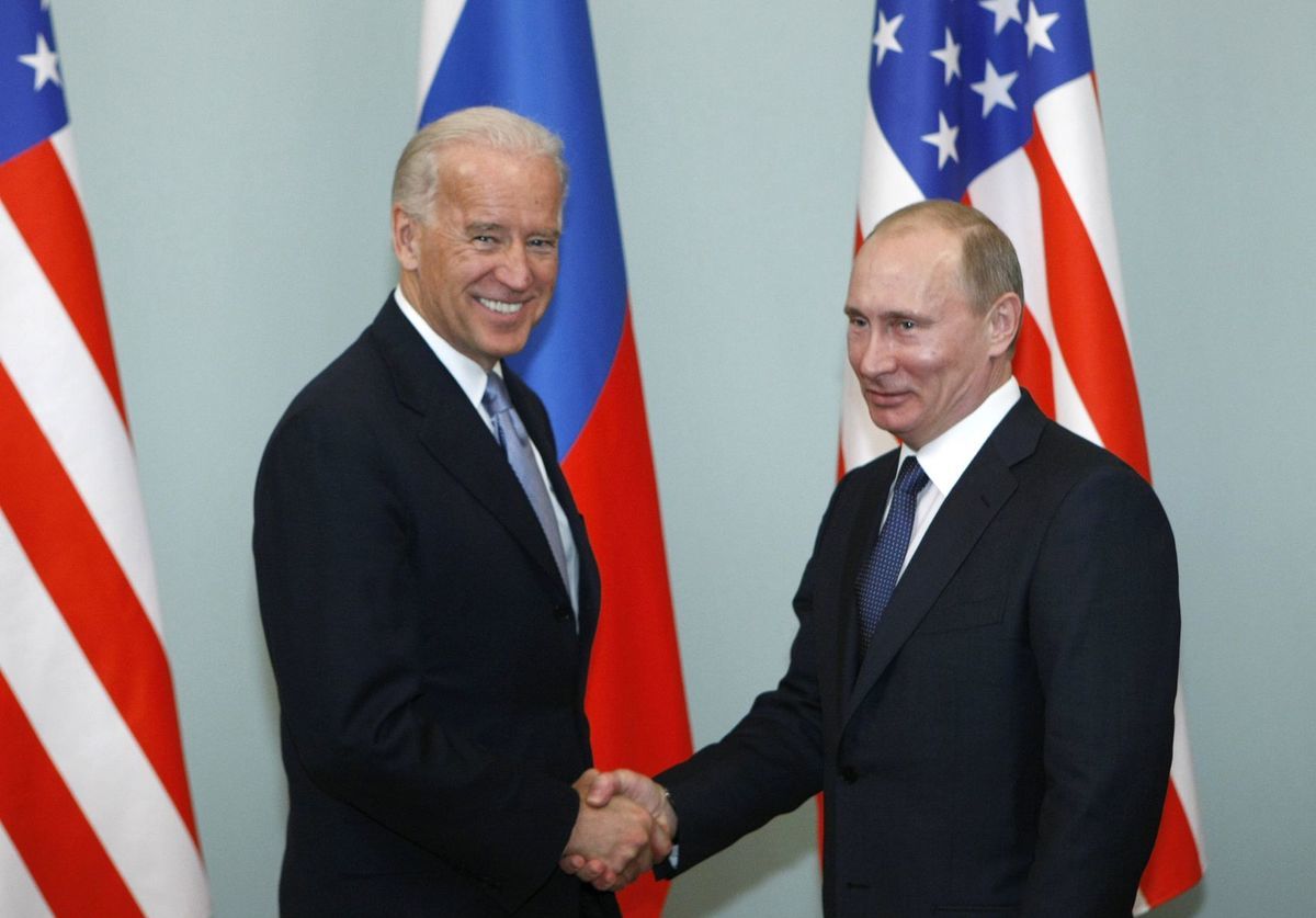 Na archívnej snímke z marca 2011 Joe Biden...