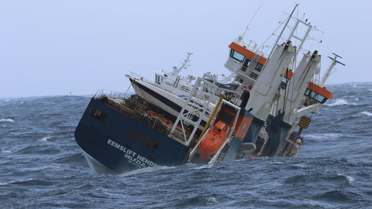 Evakuovaná nákladná loď v Severnom mori je pod kontrolou