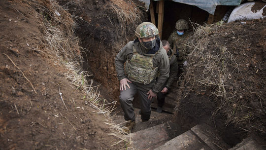 Zelenskyj navštívil Donbas, ruských vojakov je na hraniciach najviac od roku 2014