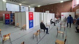 Pribudlo menej než tisíc PCR pozitívnych. Hospitalizácie klesajú, úmrtia stúpajú