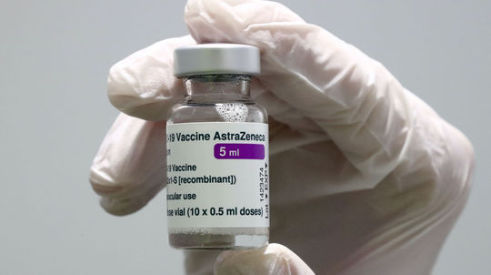Odporúčanie z EMA: Vakcínu AstraZeneca nedávajte už ani seniorom