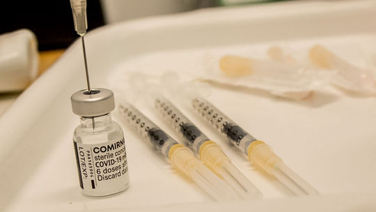 ONLINE: Budú zrejme potrebné tri dávky vakcíny, hovorí Pfizer