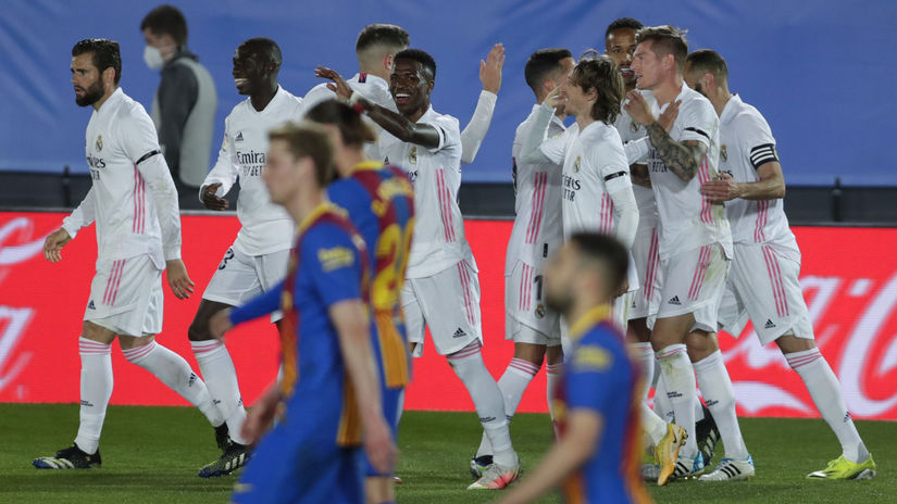 Radosť futbalistov Realu po druhom góle Barcelone.