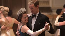 Matt Smith ako princ Philip a Claire Foy v 2....