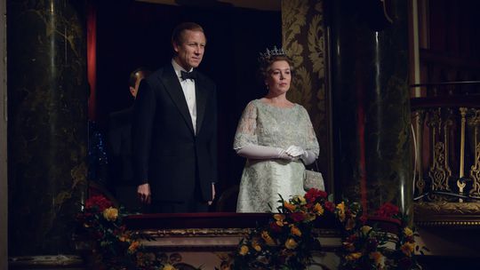 Tobias Menzies ako princ Philip, vojvoda z...