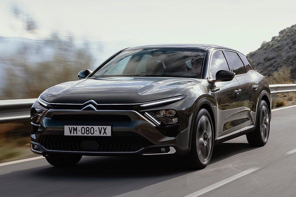 Citroën C5 X definuje automobilka ako liftback....