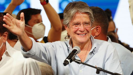 V prezidentských voľbách v Ekvádore zvíťazil konzervatívny bankár