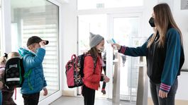 Škôlky a prvý stupeň základných škôl sú už otvorené pre všetky deti