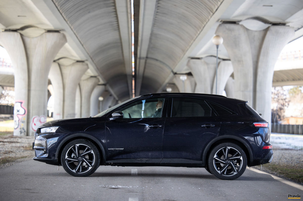 DS 7 Crossback Louvre sa zvonku odlišuje len...