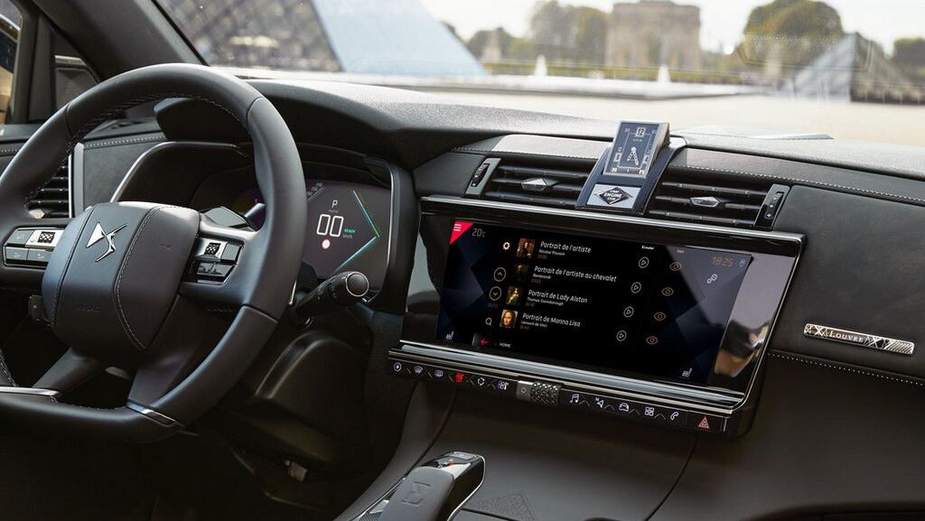 DS 7 Crossback Louvre má elegantný interiér....