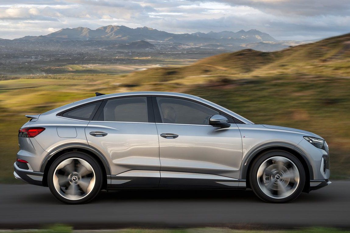 Q4 e-tron Sportback má splývavú siluetu kabíny....