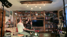 Katka Koščová pre vás dnes zaspieva z obývačky