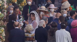 Speváčka a herečka Lady Gaga vo svadobných šatách