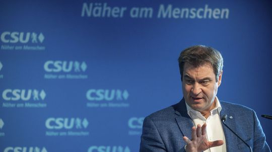 Kto nahradí Merkelovú? Nemci túžia po Bavorovi