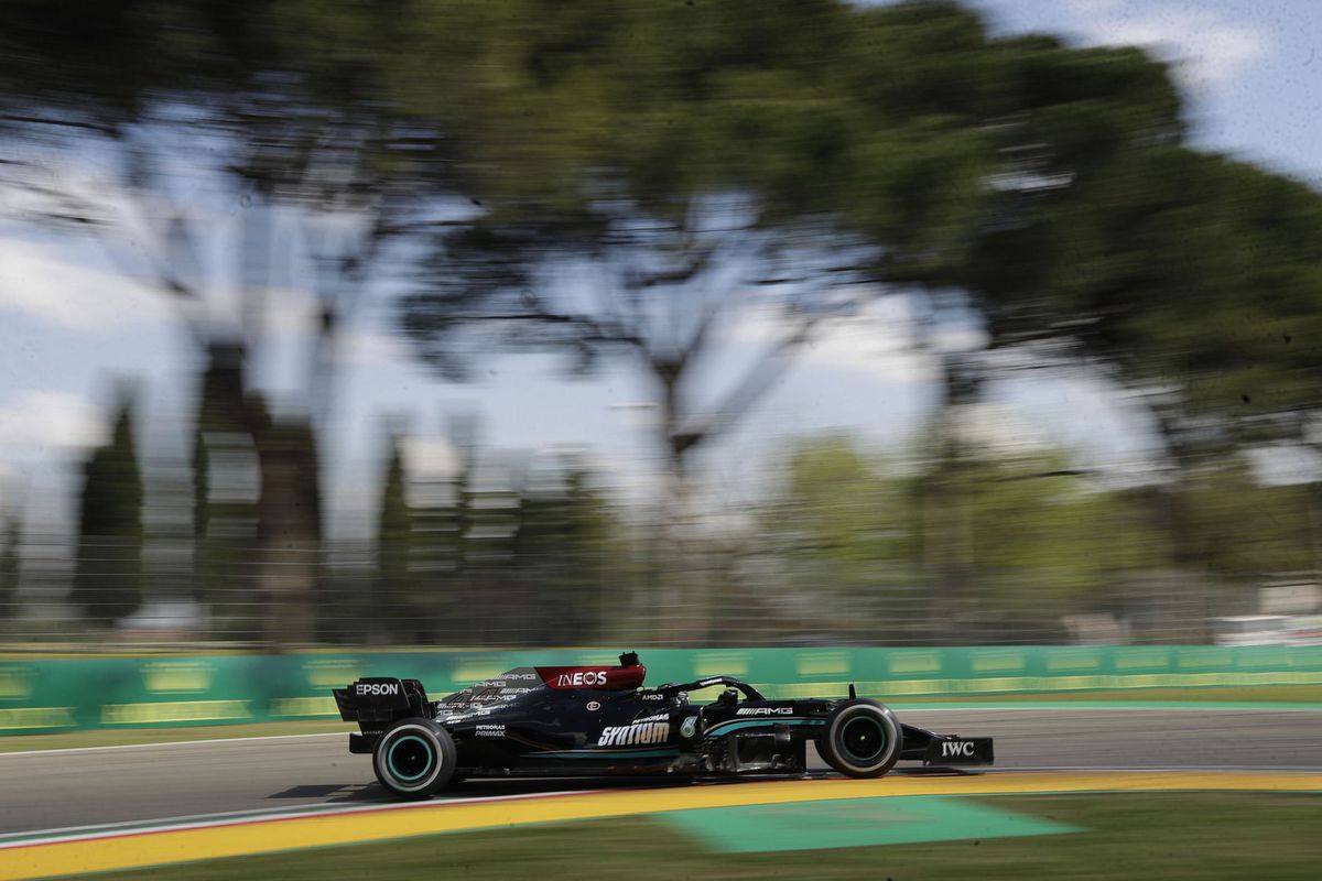 Lewis Hamilton na okruhu v Imole, dejisku...