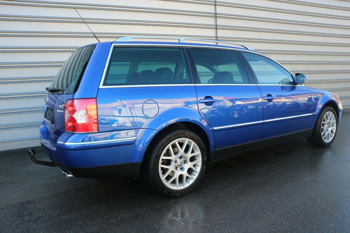 Štyri chrómové koncovky výfukov naznačujú...