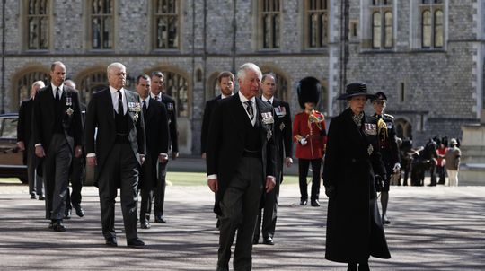 Británia sa rozlúčila s princom Philipom: Za rakvou tí najbližší, kráľovná prišla s rúškom