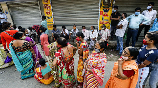 ONLINE: V Indii vyčíňa vírus, pútnici pri Gange to môžu zhoršiť