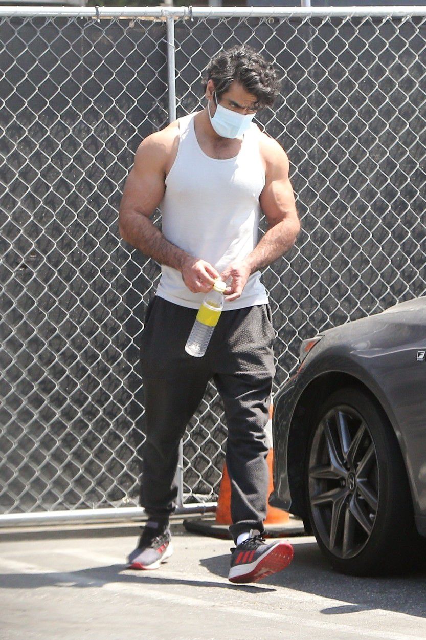 Herec Kumail Nanjiani na paparazzovskom zábere...