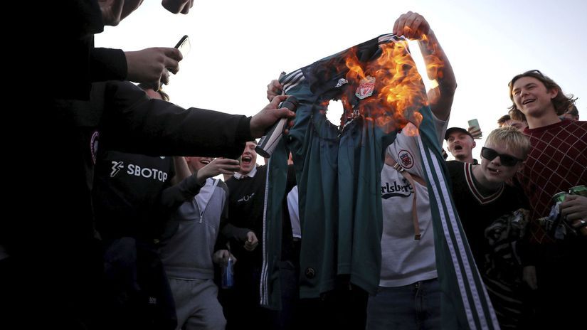 Horiaci dres Liverpoolu pred štadiónom Leedsu....