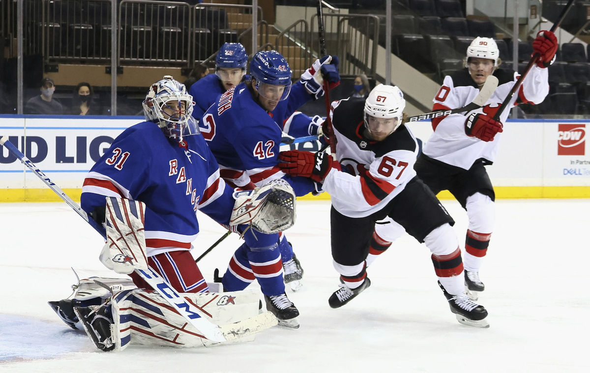 Marián Studenič v zápase s NY Rangers.