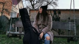 Lara Abou Hamdan s gitarou