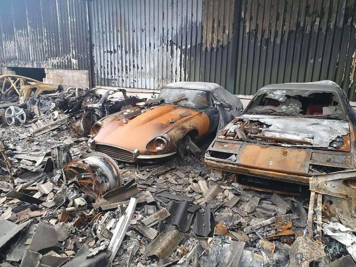 Pohľad na toto Ferrari 599 GTO a Jaguar E-Type...