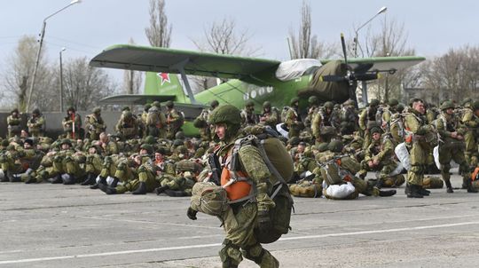 Rusko začalo sťahovať svoju armádu od hraníc s Ukrajinou