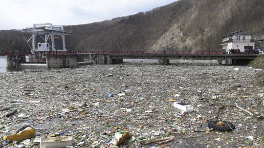 Komunálny odpad vo vode pri priehrade Ružín I