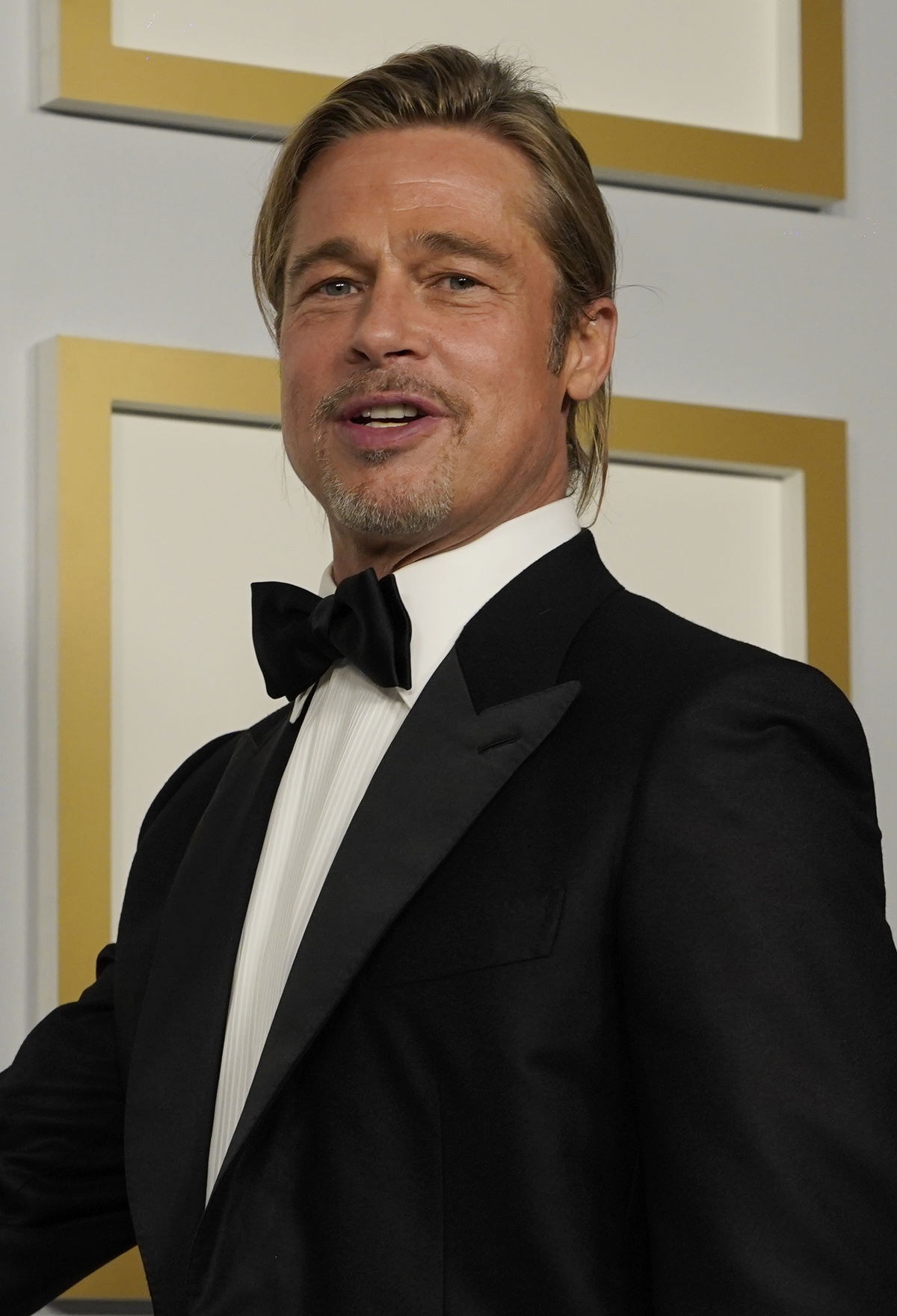 Brad Pitt a jeho účes počas Oscarov 2021 -...