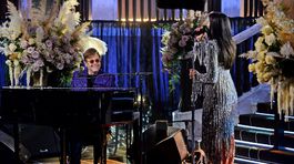 Elton John a Dua Lipa počas spoločného vystúpenia. 